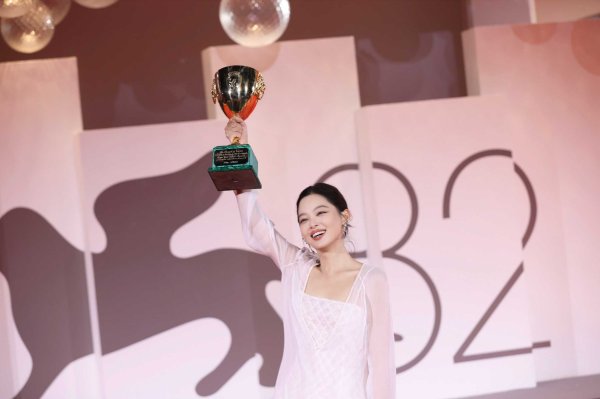 恒瑞盈 辛芷蕾获奖后，《日掛中天》计划年内公映，卖出最高票房